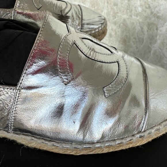 Chanel Metallic Silver Laminated Leather CC Logo Espadrille Flats Size 38 - Picture 4 of 8